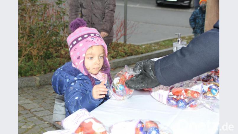 Auch die ganz Kleinen freuten sich, dass der Heilige Nikolaus auch in diesem Jahr, in dem alles ein bisschen anders ist, sie nicht vergessen hatte uns sie von ihm und von Bürgermeister Rudolf J. Teplitzky ihr Nikolauspäckchen bekamen. Bild: frd