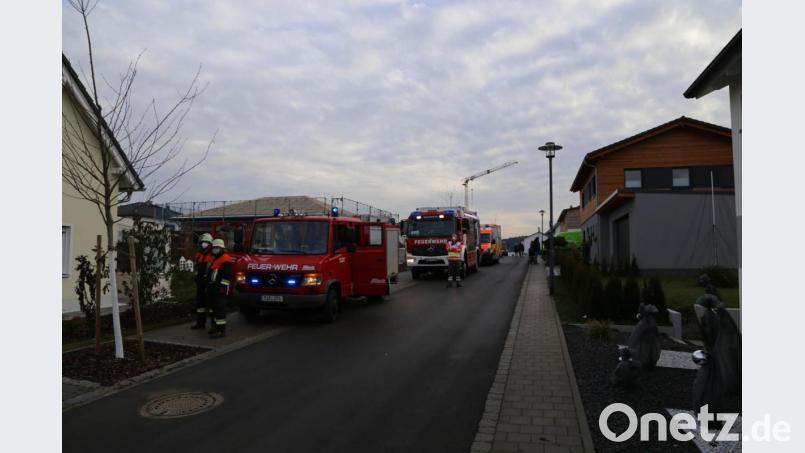 Mit einem großen Aufgebot rückten die Helfer im Kreuzweiherweg an. Bild: rw