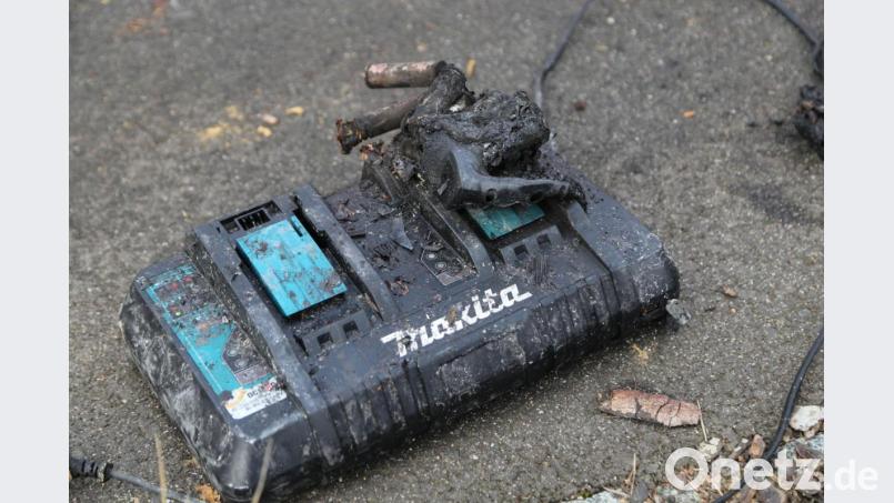 Dieses Akkuladegerät hat vermutlich den Brand im Heizraum des Hauses verursacht. Bild: rw