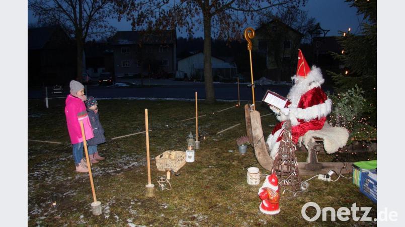 Die beiden Mädchen waren die ersten von insgesamt 25 Kindern, die sich vom Heiligen Nikolaus loben, tadeln und beschenken ließen. Bild: wro