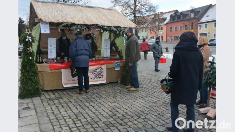 Am unteren Marktplatz hatte der Bauhof der Stadt Mitterteich die Verkaufsbude für die Aktion Lichtblicke aufgebaut. Auch hier galt: Einkaufen mit Maske und Abstand. Bild: jr