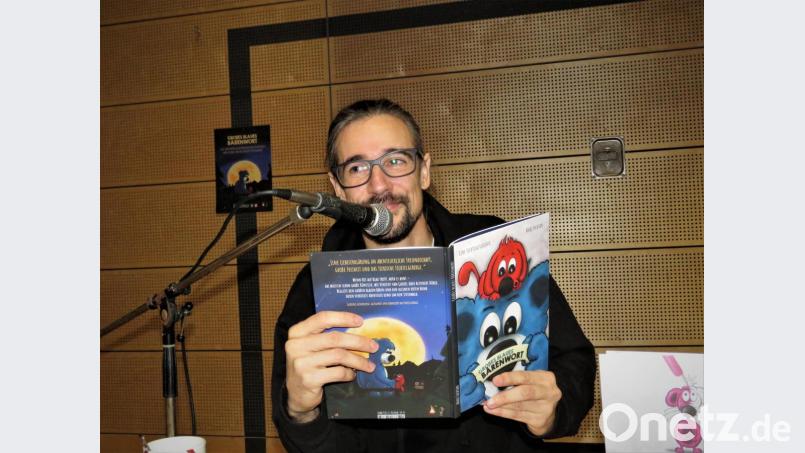 Andreas Fachtan verstand es, die Kinder mit seinen netten Geschichten vom blauen Bär und vom roten Hund über eine halbe Stunde lang zu fesseln. Bild: ubb