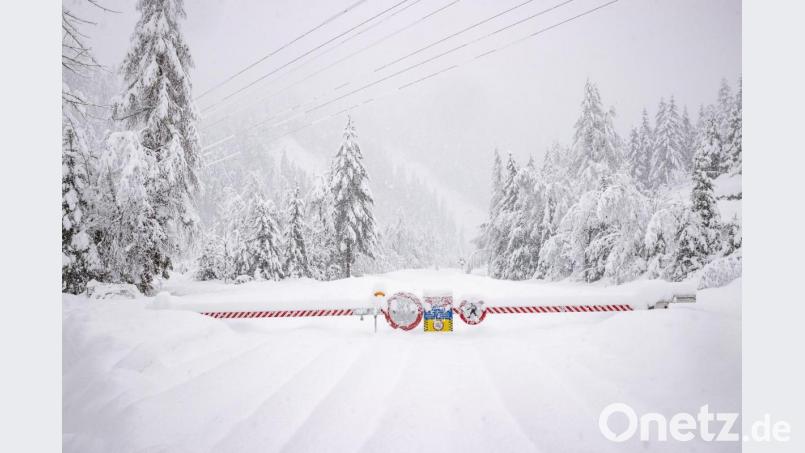 Eine Straßensperre versperrt einen verschneiten Weg am Berg Großglockner in Osttirol. Bild: Expa/Johann Groder
