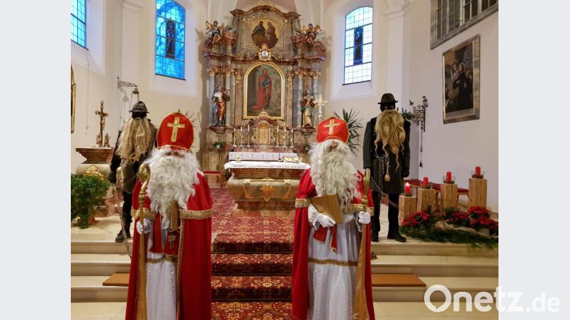 In der Kirche warteten die Nikolause mit ihren Knechten auf die Kinder. Im Bild (von links) Knecht Ruprecht Hannes Heldwein, die beiden Nikolause Tobias Schwamberger und Dominik Sölch sowie Knecht Ruprecht Patrick Jung vor dem Altar der Pfarrkirche Hohenthan. Bild: rdh