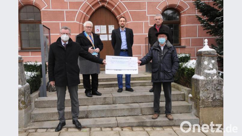 Auf den Rathausstufen übergaben die Mitglieder den Scheck. Von links Bürgermeister Michael Göth und Vertreter der Pensionisten, Anni Ehrensberger, Martin Renner von der Finanzverwaltung, Georg Dinzl und Wolfgang Gebhardt. Bild: Joachim Gebhardt