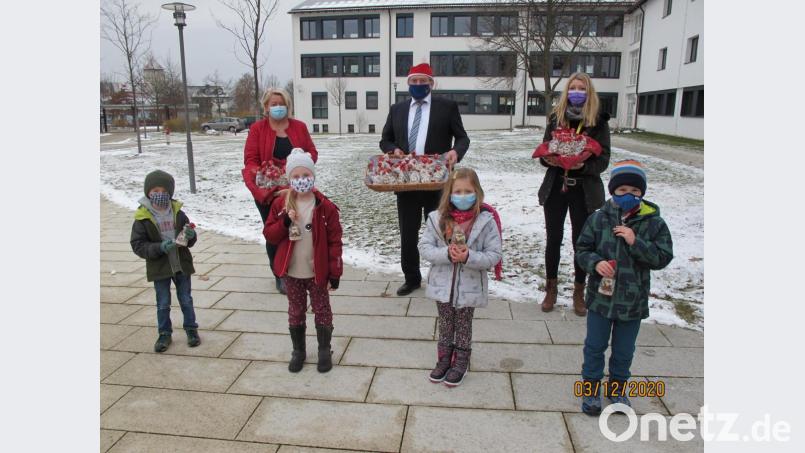 Die vier jüngsten Schüler der Offenen Ganztagsschule Vilseck nach der Fair Trade-Nikolausübergabe mit (hinten, von links) Rektorin Petra Ligensa, Bürgermeister Hans-Martin Schertl und Melanie Sichelstiel. Bild: khg
