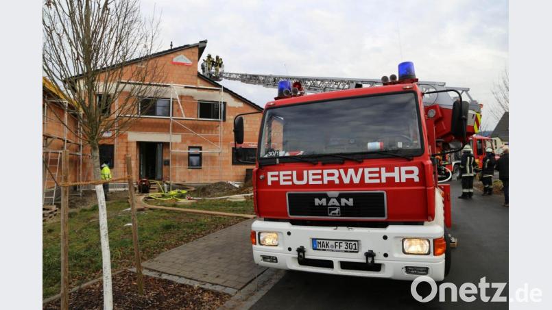 Mit Hilfe der Drehleiter aus Marktredwitz bekämpften die Feuerwehrleute den Brand im Obergeschoss des Neubaus. Bild: rw