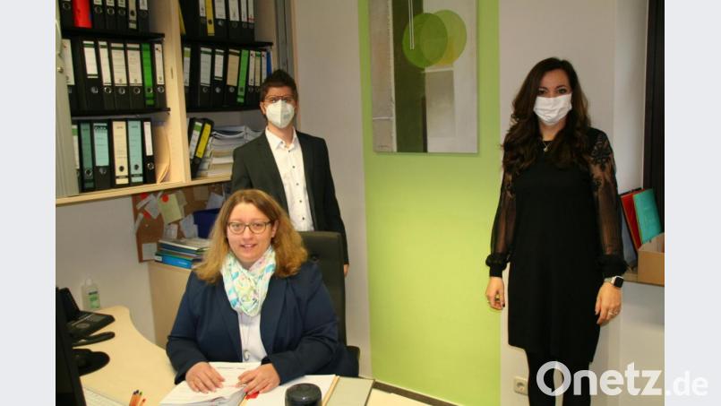 Barbara Fütterer an ihrem neuen Arbeitsplatz im Rathaus: Geschäftsleiter Christoph Haberkorn und Bürgermeisterin Margit Bayer wünschten ihr einen guten Einstieg. Bild: fpoz