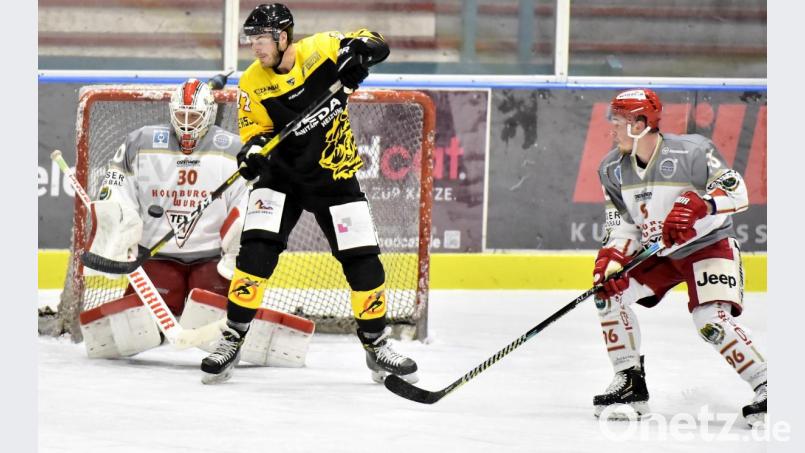 Nur zweimal trug David Norris (Mitte) das Trikot des ERSC Amberg (hier im Spiel gegen den TEV Miesbach), dann wurde die Saison in der Eishockey-Bayernliga wegen Corona abgebrochen. Archivbild: Hubert Ziegler