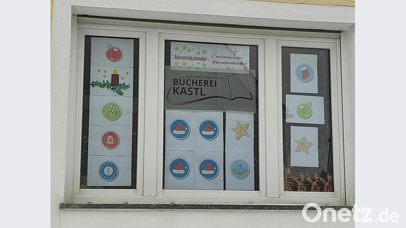 Das Bild zeigt eines der Fenster der Bücherei Kastl und einen Teil des Adventskalenders. Das erste Türchen wurde bereits geöffnet und dahinter kam eine sehr schöne Collage einer glitzernden Kerze am Zweig zum Vorschein . Bild: rpp