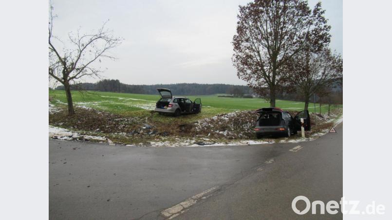 Ein Autofahrer übersah am Sonntag bei Rieden einen vorfahrtsberechtigten Pkw. Es kam zum Zusammenstoß. Bild: Polizeiinspektion Amberg