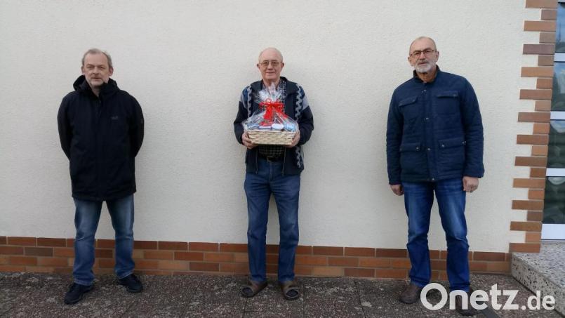 Peter Schraml (links) und Norbert Thoma (rechts) gratulieren hHns Flödl zum 80. Geburtstag. Bild: plo