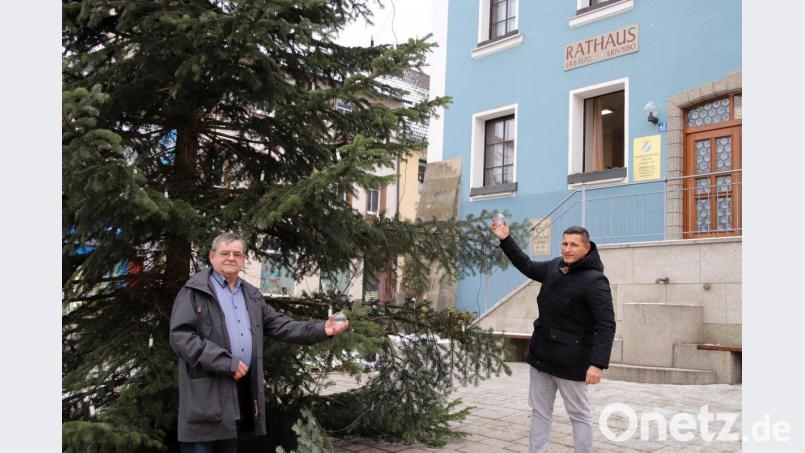 Dieter Kies (links) und Bürgermeister Marcus Gradl mit den ersten Kugeln am Weihnachtsbaum vor dem Rathaus. Bild: jma