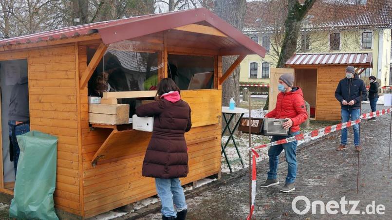 Erinnerungen an den beliebten Friedenfelser Weihnachtsmarkt wurden am Samstag beim Verkauf von Wildspezialitäten beim Friedenfelser Dorfladen wach. Die Friedenfelser Jäger boten wegen des Ausfalls des traditionellen Weihnachtsmarktes einen dreistündigen Verkauf von schmackhaften Wild-Burgern an. Bild: bsc