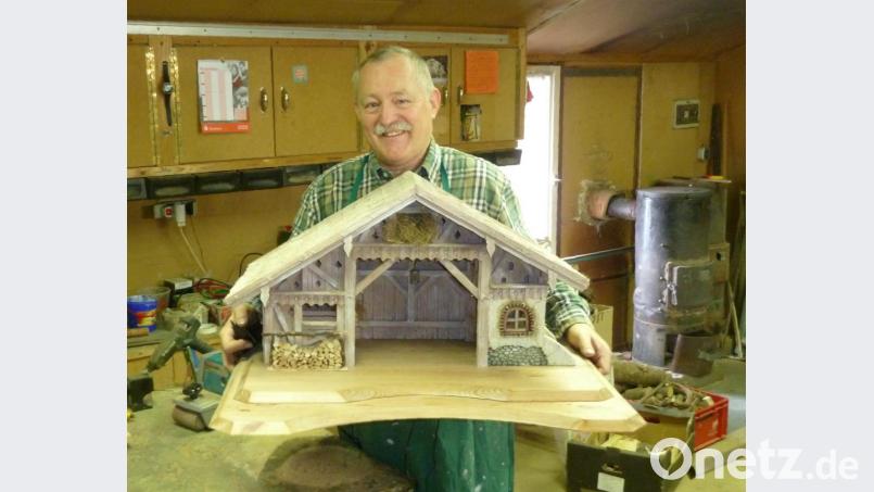 Gerhard Meller präsentiert eine fertig gebaute Krippe in seiner Werkstatt im Ortsteil Plechhammer. Bild: Portner