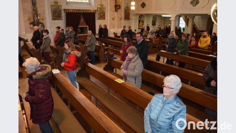 Alle gekennzeichneten Plätze in der Konnersreuther Pfarrkirche waren bei den zwei Sonntagsgottesdiensten mit Bastian Neumann besetzt. Bild: jr