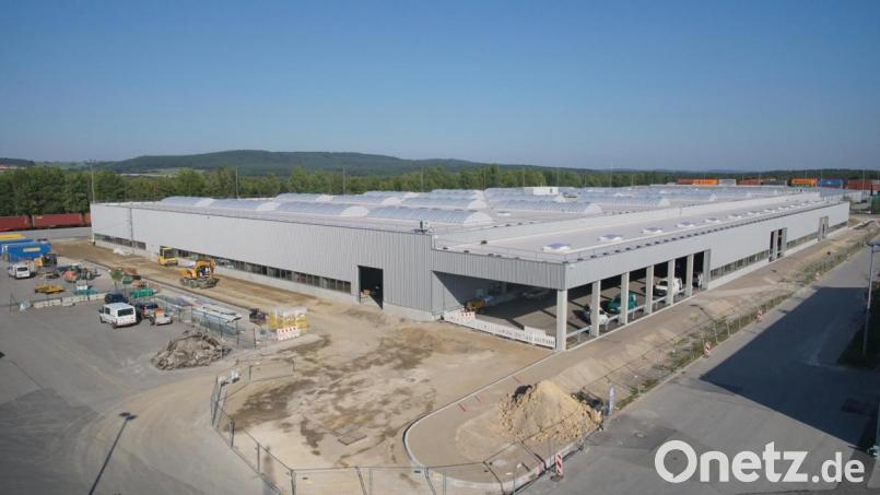 Rund 20000 Quadratmeter Fläche – knapp drei Fußballfelder – bietet die neue Logistikhalle 87.0 im BMW-Werk Wackersdorf. Der Konzern investierte rund 25 Millionen Euro. Bild: BMW-Group/exb