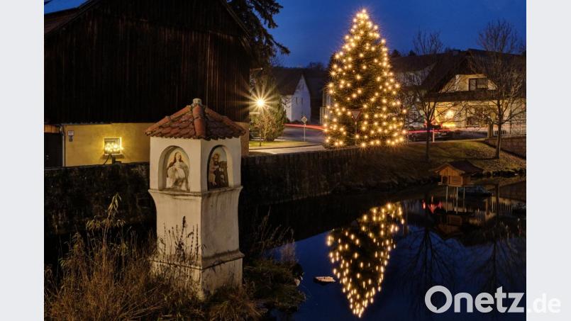 Der Dorfplatz in Teunz mit dem Hochwassermarterl in der Murach erhellt von adventlichen Sternen am Dorfchristbaum. Bild: tkr