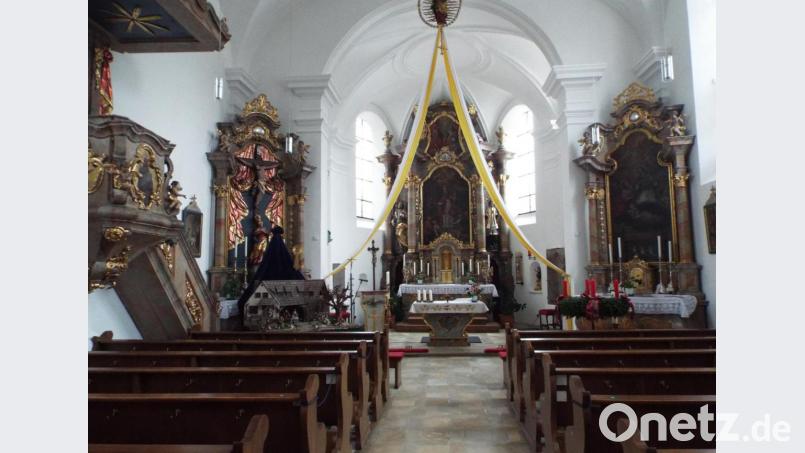 Das Kirchengestühl mit Blick auf den Hochaltar. Bild: e