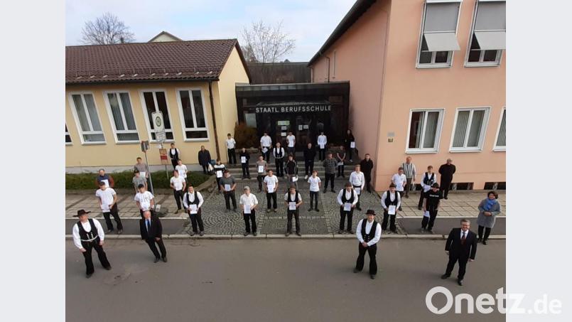 Die neuen Zimmerer-Azubi aus der mittleren Oberpfalz wurden vom stellvertretenden Landrat Sandro Bauer sowie den führenden Vertretern der Zimmerer-Innungen und der Kreishandwerkerschaft im Berufsgrundschuljahr begrüßt. Bild: Johann Gruber/exb