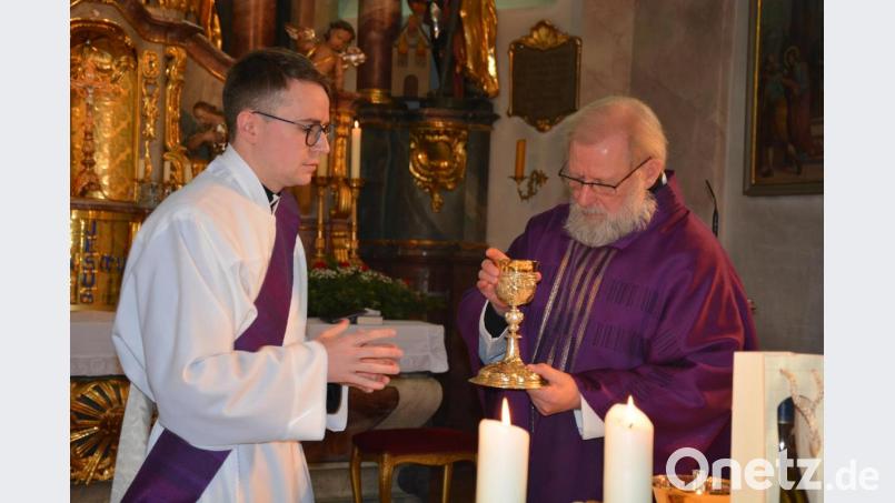 Nach seiner Diakonenweihe am Samstag durfte Bastian Neumann (links) Pfarrseelsorger Pater Benedikt Leitmayr bei zwei Sonntagsgottesdiensten assistieren. Im Juni kommenden Jahres steht im Regensburger Dom die Priesterweihe an. Bild: jr