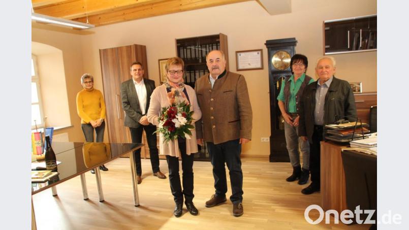Anita Fleck (Mitte mit Ehemann Richard Fleck) ist von Bürgermeister Norbert Eckl (zweiter von links) und Altbürgermeister Josef Klier (rechts mit Gattin Anni) nach 30 Jahren als Raumpflegerin beim Schulverband Teunz aus dem Arbeitsleben verabschiedet worden. Links im Bild ist ihre Schwester. Bild: frd