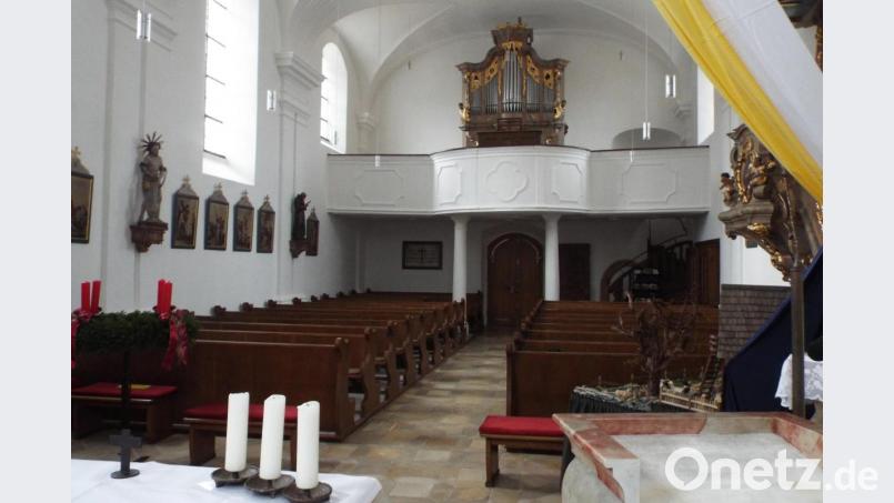 Ein Blick ins Langhaus der Theuerner Kirche, das neu gekalkt worden ist. Die einst verrußte Raumschale leuchtet wieder. Bild: e