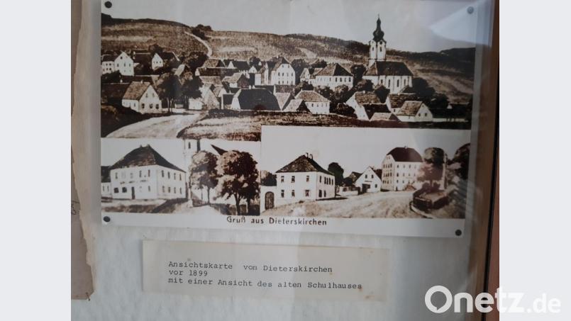 Die Schwarz-Weiß-Aufnahme zeigt Dieterskirchen im Jahr 1899. Im Vordergrund ist das Schulgebäude zu sehen – das heutige Rathaus. Repro: Gemeindearchiv Dieterskirchen/exb