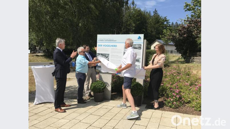 Die sanierten Straßen der Vogelherd-Siedlung werden in Kürze nach den neu beschlossenen Gebührensatzungen des Kommunalunternehmens abgerechnet. Unser Bild zeigt die Einweihung einer Infotafel am Eingang der Siedlung im Juli 2019. Bild: Eichl