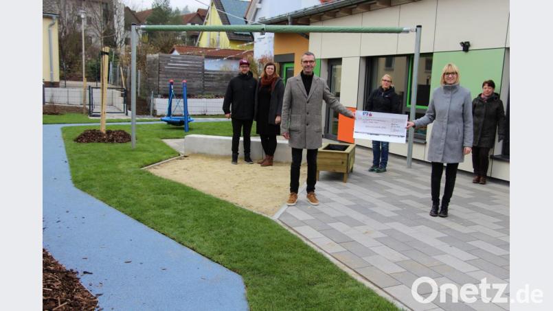 Bürgermeister Peter Achatzi überreicht Linda Götz den Spendenscheck im Beisein der Spender (von links): Familie Förderreuther (Metzgerei Deyerl), Martina Grünthaler (Landbäckerei Grünthaler) und Margit Deyerl (Geschenke und mehr). Bild: ds
