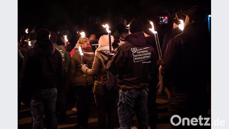 Diese dunklen Bilder wird es dieses Jahr nicht geben. Die rechtsextreme Partei „Der Dritte Weg“ hat den Marsch durch Wunsiedel abgesagt. Archivbild: Florian Miedl