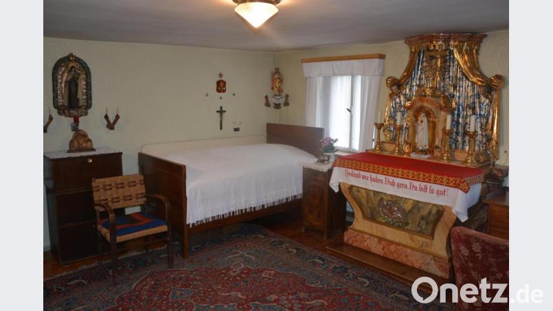 Der zentrale Ort im Reslhaus ist das Leidens- und Sterbezimmer. Am Hausaltar von Therese Neumann feierten schon Bischöfe und Kardinäle Gottesdienste. Bild: jr