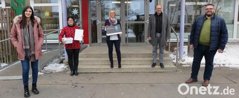 Bürgermeister Roman Schäffler, Rektorin Christine Wiesend und Konrektorin Iris Eckert (hinten, von rechts) freuten sich über den Schulpartnerschaftsvertrag mit Siemens Healthineers, den Vanessa Donius (vorne links) und Marco Friepes (vorne rechts) mitgebracht haben. Bild: jzk