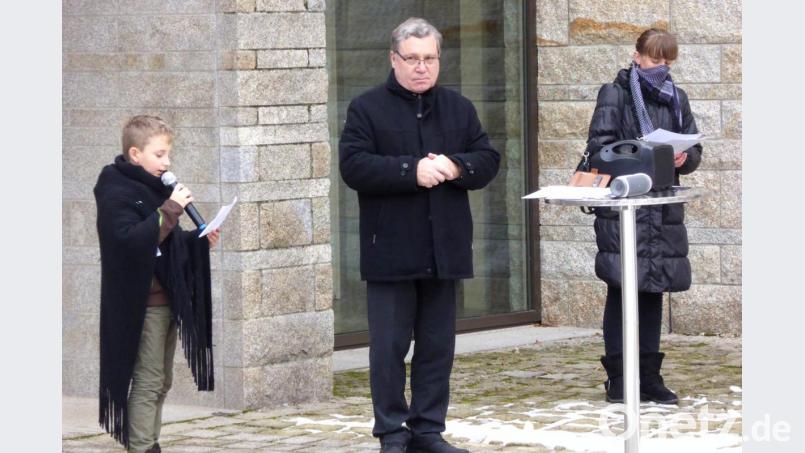 Das Erstkommunionkind Rafael als Darsteller des Heiligen Vitus zusammen mit Direktor Manfred Strigl und Ideengeberin Kerstin Hasenfürter. Bild: fsb