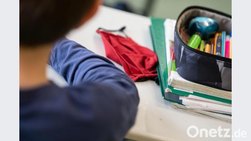 Ab Mittwoch gilt in Bayern ab der 8. Jahrgangsstufe wieder Wechselunterricht. Die Klassen werden geteilt, eine Hälfte sitzt im Klassenzimmer, die andere lernt digital. Bild: Marijan Murat/dpa