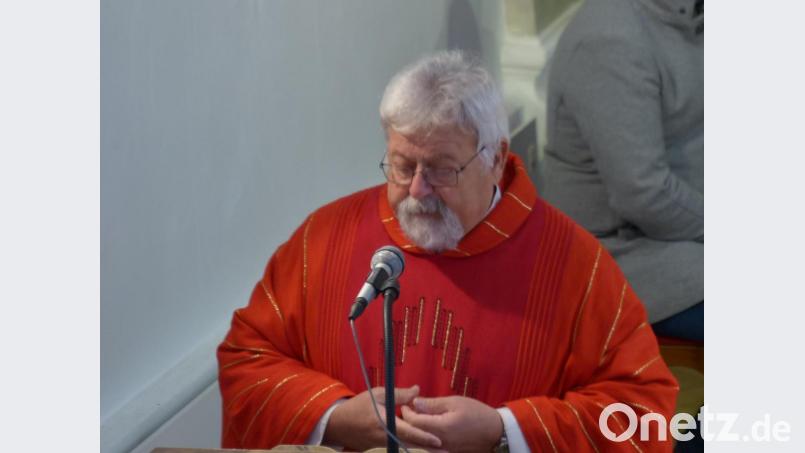 Pfarrer Arnold Pirner zelebriert den Festgottesdienst in Neudorf. Bild: hme