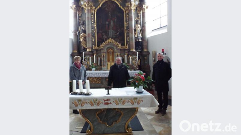 Links Gudrun Bauer Pfarrgemeinderatssprecherin, Mitte Richard Wiendl, rechts Richard Bäumler Kirchenpfleger. Bild: e