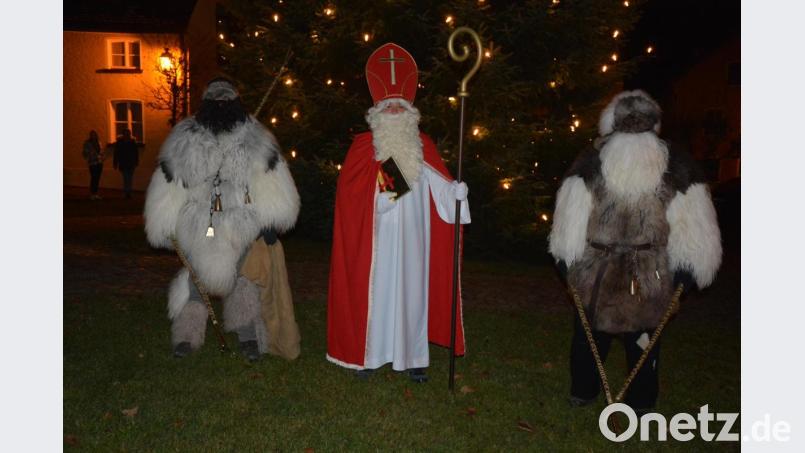 Der Nikolaus und zwei Knechte zogen auch über den Therese-Neumann-Platz, wo sich zahlreiche Zuschauer versammelt hatten. Allerdings wurde auf die nötigen Abstände geachtet. Bild: jr