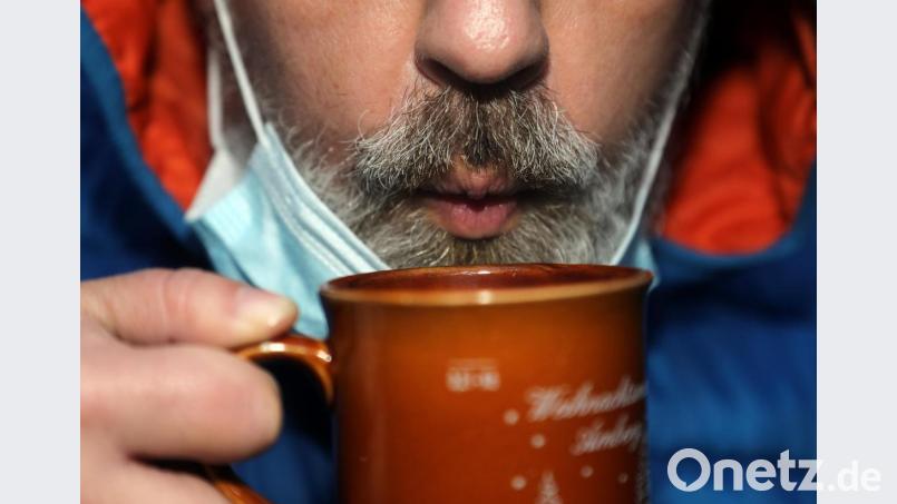Einen Glühwein zum Mitnehmen darf es ab Mittwoch nicht mehr geben. Das Alkoholverbot unter freiem Himmel ist Teil der verschärften Corona-Regeln, die Ministerpräsident Markus Söder am Sonntag verkündet hat. Bild: Wolfgang Steinbacher