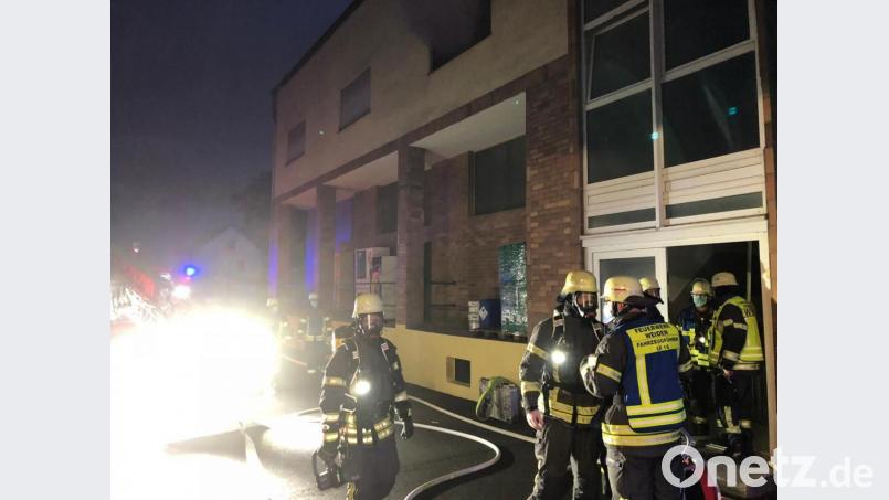 Zehn Atemschutzgeräteträger rücken angesichts der starken Rauchentwicklung bei einem Zimmerbrand zum Innenangriff an. Bild: Freiwillige Feuerwehr Weiden