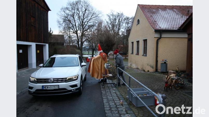 Eine Adventszeit ganz ohne Nikolaus ist für auch die Trabitzer &quot;Trachtenkinder&quot; nicht das Wahre: Als kleinen Ausgleich für die &quot;umständehalber&quot; ausgefallene Adventsfeier organisieren die &quot;Haidnaabtaler&quot; einen &quot;Nikolaus&quot;-Drive in&quot; vor dem Burkhardsreuther Schulhaus. Bild: bjp
