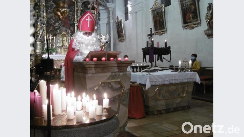 Beim Patrozinium St. Nikolaus in Luhe tritt St. Nikolaus an den Ambo. In Versform zieht er eine kleine Bilanz. Bild: rgl