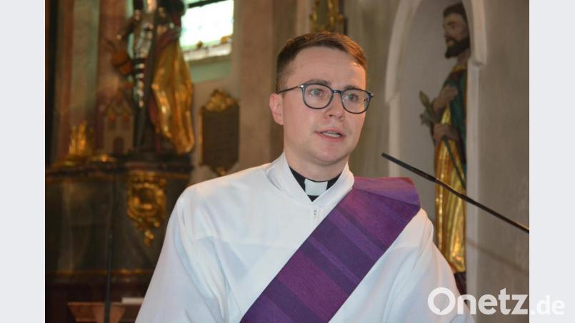 Premiere für Bastian Neumann: Nach seiner Diakonenweihe durfte er zum ersten Mal in seiner Heimatfparrei predigen. In seiner frei gehaltenen Predigt rief er dazu auf, Menschen zu Jesus Christus und Gott zu führen. Bild: jr