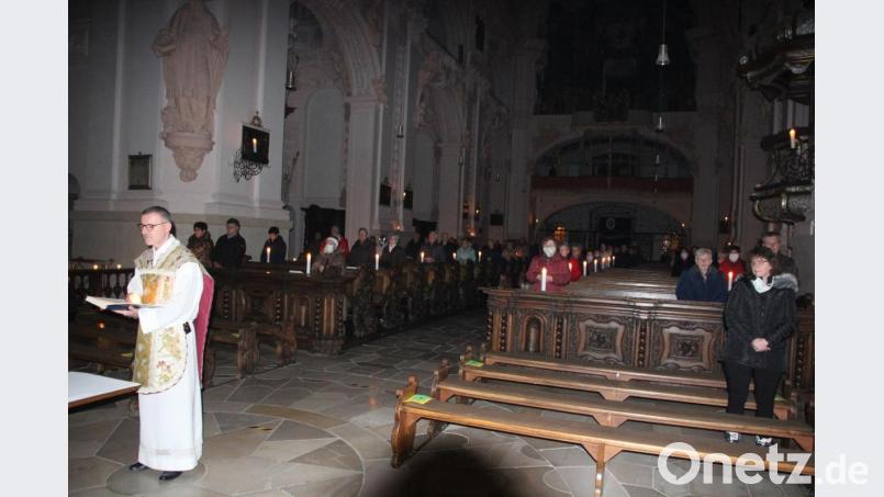 Pfarrer Thomas Vogl zelebrierte die Rorate in der Basilika. Bild: kro