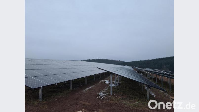 Bei Riggau stehen schon die PV-Module. Der Solarpark wurde schnell umgesetzt. Bild: sne