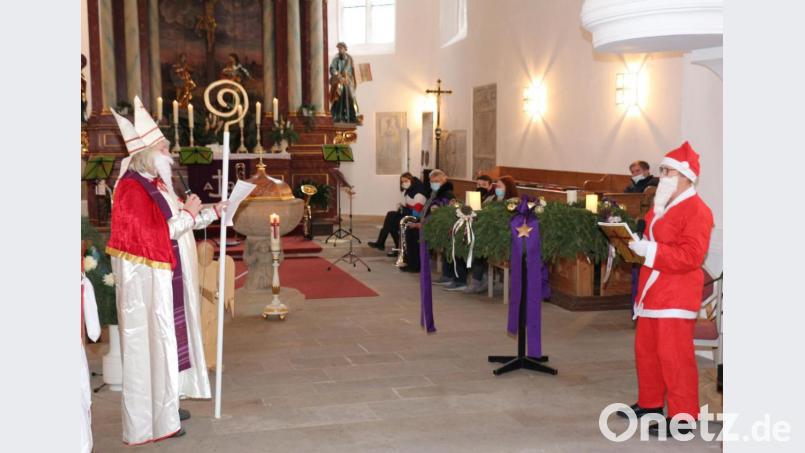 Der Nikolaus und der Weihnachtsmann lernen sich zum ersten Mal kennen und vergleichen Tun und Aussehen. Bild: rpp