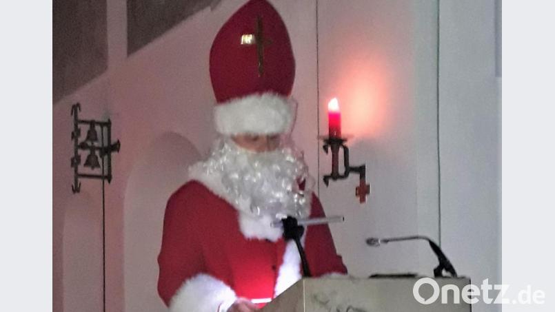 Einen Besuch stattete der Nikolaus von Myra den zukünftigen Kommunionkindern bei der Rorate-Messe in den frühen Morgenstunden in der Herz-Jesu-Pfarrkirche am zweiten Adventswochenende ab. Bild: mez