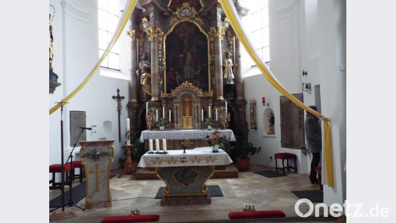 Der Hochaltar mit dem Bildnis des Hl. Nikolaus von Myra und Szenen aus seinem Leben sowie der Altar. Bild: e