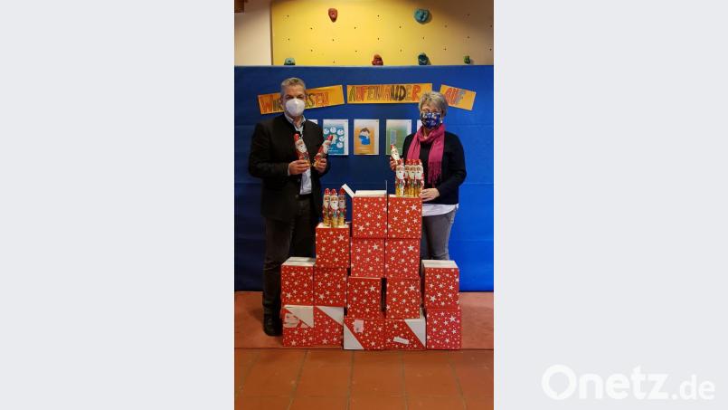 Im katholischen Kindergarten Don Bosco überreicht Bürgermeister Andreas Wutzlhofer (links) die Schokonikoläuse an Leiterin Luise Dietl (rechts). Bild: dob