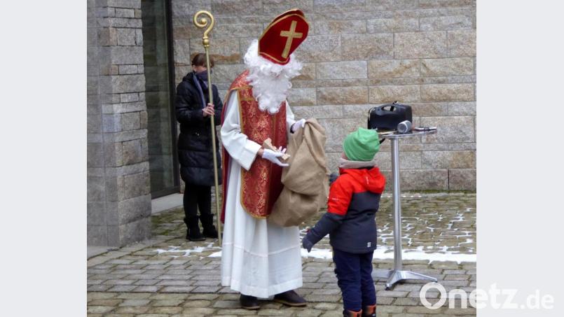 Am Ende der Andacht noch ein bischöflicher Besuch: St. Nikolaus beschenkt die Kinder. Bild: fsb